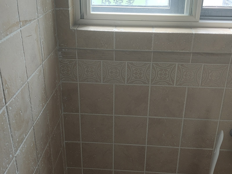 瓷磚空鼓脫落鋪貼:將挑選好的瓷磚浸泡在水盆里，浸泡時間按瓷磚的密度而定，以水盆里不出水泡為好，說明瓷磚內(nèi)部已無空氣。瓷磚泡好后，將瓷磚從水盆里拿出來，瀝瀝水，瓷磚有水較滑，動作要輕巧小心，以免瓷磚滑落摔破。晾干后，瓷磚鋪貼平整，也要求墻壁本身要平整，用直尺在毛坯房墻面找平。將801膠水與水按1：5的比例調(diào)配，膠水取代傳統(tǒng)的黃沙讓泥漿更有粘性。墻面如果有不平整的地方，用鏟刀修理平整，再用直尺檢測全部平整才合格。在墻壁上涂一層防水涂料，以防止衛(wèi)浴間的水汽滲進(jìn)墻壁。這個步驟很重要，一定不可省略。