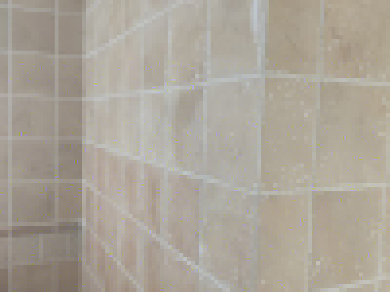 瓷磚空鼓脫落鋪貼:將挑選好的瓷磚浸泡在水盆里，浸泡時間按瓷磚的密度而定，以水盆里不出水泡為好，說明瓷磚內(nèi)部已無空氣。瓷磚泡好后，將瓷磚從水盆里拿出來，瀝瀝水，瓷磚有水較滑，動作要輕巧小心，以免瓷磚滑落摔破。晾干后，瓷磚鋪貼平整，也要求墻壁本身要平整，用直尺在毛坯房墻面找平。將801膠水與水按1：5的比例調(diào)配，膠水取代傳統(tǒng)的黃沙讓泥漿更有粘性。墻面如果有不平整的地方，用鏟刀修理平整，再用直尺檢測全部平整才合格。在墻壁上涂一層防水涂料，以防止衛(wèi)浴間的水汽滲進(jìn)墻壁。這個步驟很重要，一定不可省略。