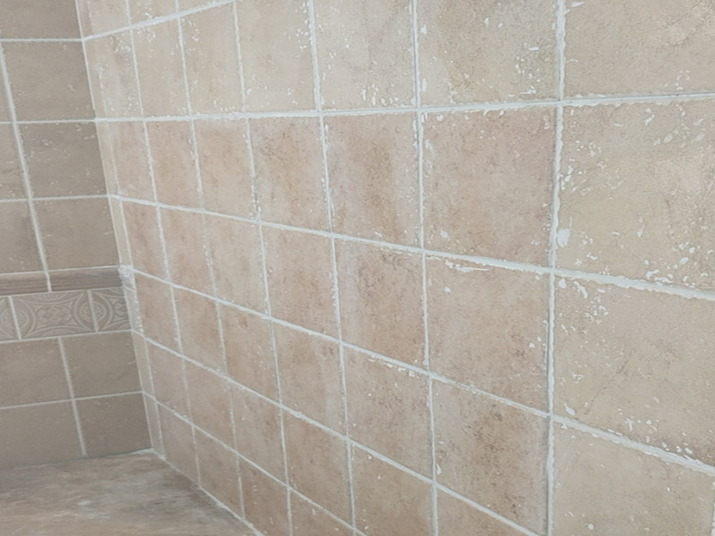 瓷磚空鼓脫落鋪貼:將挑選好的瓷磚浸泡在水盆里，浸泡時間按瓷磚的密度而定，以水盆里不出水泡為好，說明瓷磚內(nèi)部已無空氣。瓷磚泡好后，將瓷磚從水盆里拿出來，瀝瀝水，瓷磚有水較滑，動作要輕巧小心，以免瓷磚滑落摔破。晾干后，瓷磚鋪貼平整，也要求墻壁本身要平整，用直尺在毛坯房墻面找平。將801膠水與水按1：5的比例調(diào)配，膠水取代傳統(tǒng)的黃沙讓泥漿更有粘性。墻面如果有不平整的地方，用鏟刀修理平整，再用直尺檢測全部平整才合格。在墻壁上涂一層防水涂料，以防止衛(wèi)浴間的水汽滲進(jìn)墻壁。這個步驟很重要，一定不可省略。