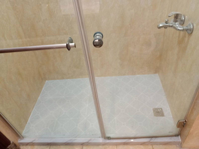 衛(wèi)生間改造潔具安裝：首先衛(wèi)浴潔具安裝前應(yīng)該先布局水電安裝一貼浴室墻磚一然后浴室吊頂(要安裝浴霸的童鞋需要預(yù)留通風(fēng)口或者同時(shí)安裝浴霸)一鋪設(shè)浴室地磚(此時(shí)要考慮其他潔具的進(jìn)水口跟出水口預(yù)留，還有如果考慮安裝蹲便器需要同時(shí)安裝)一安裝三角閥(三角閥的作用是方便日后衛(wèi)浴維修跟控制水流)一然后可以依次安裝馬桶、洗面盆或者浴室柜、浴盆浴缸等一然后才是安裝燈具、插座、跟鏡子一其他五金配件(如安裝毛巾環(huán)、安裝毛巾架等)。