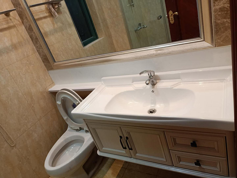 衛(wèi)生間改造潔具安裝：首先衛(wèi)浴潔具安裝前應(yīng)該先布局水電安裝一貼浴室墻磚一然后浴室吊頂(要安裝浴霸的童鞋需要預(yù)留通風(fēng)口或者同時(shí)安裝浴霸)一鋪設(shè)浴室地磚(此時(shí)要考慮其他潔具的進(jìn)水口跟出水口預(yù)留，還有如果考慮安裝蹲便器需要同時(shí)安裝)一安裝三角閥(三角閥的作用是方便日后衛(wèi)浴維修跟控制水流)一然后可以依次安裝馬桶、洗面盆或者浴室柜、浴盆浴缸等一然后才是安裝燈具、插座、跟鏡子一其他五金配件(如安裝毛巾環(huán)、安裝毛巾架等)。