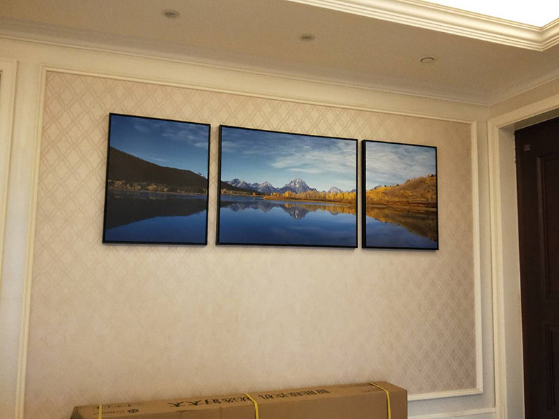 走廊掛畫安裝：下水平線齊平的做法，隨意感較強。照片最好表達同一主題，并采用統(tǒng)一樣式和顏色的畫框，整體裝飾效果更好。上水平線齊平的做法，既有靈動的裝飾感，又不顯得凌亂。如果照片的顏色反差較大，最好采用統(tǒng)一樣式和顏色的畫框來協(xié)調。在重復懸掛同一尺寸的裝飾畫時，畫間距最好不超過畫的1/5，這樣能具有整體的裝飾性，不分散。多幅畫重復懸掛能制造強大的視覺沖擊力，不適合房高不足的房間。裝飾畫的總寬比被裝飾物略窄，并且均衡分布。圖片建議選擇同一色調或是同一系列的內容。