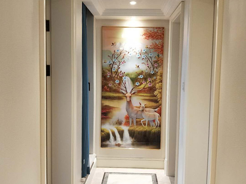 走廊掛畫安裝：下水平線齊平的做法，隨意感較強。照片最好表達同一主題，并采用統(tǒng)一樣式和顏色的畫框，整體裝飾效果更好。上水平線齊平的做法，既有靈動的裝飾感，又不顯得凌亂。如果照片的顏色反差較大，最好采用統(tǒng)一樣式和顏色的畫框來協(xié)調。在重復懸掛同一尺寸的裝飾畫時，畫間距最好不超過畫的1/5，這樣能具有整體的裝飾性，不分散。多幅畫重復懸掛能制造強大的視覺沖擊力，不適合房高不足的房間。裝飾畫的總寬比被裝飾物略窄，并且均衡分布。圖片建議選擇同一色調或是同一系列的內容。