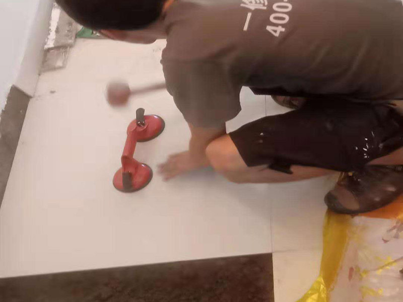 客廳瓷磚鋪貼:干鋪法和濕鋪法。主流的是干鋪法，因為干鋪法能有效避免瓷磚在鋪磚過程中造成氣泡、空鼓等現(xiàn)象（空鼓可能會導(dǎo)致瓷磚破裂），但是干鋪法技術(shù)含量較高，比較費工 1、混凝土墻面處理：用火堿水或其他洗滌劑將施工面清洗干凈，用1 ：1水泥砂漿甩成小拉毛，兩天后抹成1：3水泥砂漿底層。 2、磚墻面處理：將施工面清理干凈，然后用清水打濕墻面，抹1：3水泥砂漿底層。 3、舊建筑面處理：清理原施工面污垢，并將此面用手鑿處理成毛墻面。 4、瓷磚鋪貼前應(yīng)充分浸水，以保證鋪貼牢固。