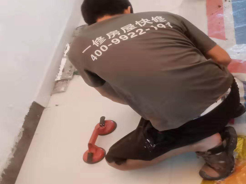 客廳瓷磚鋪貼:干鋪法和濕鋪法。主流的是干鋪法，因為干鋪法能有效避免瓷磚在鋪磚過程中造成氣泡、空鼓等現(xiàn)象（空鼓可能會導(dǎo)致瓷磚破裂），但是干鋪法技術(shù)含量較高，比較費工 1、混凝土墻面處理：用火堿水或其他洗滌劑將施工面清洗干凈，用1 ：1水泥砂漿甩成小拉毛，兩天后抹成1：3水泥砂漿底層。 2、磚墻面處理：將施工面清理干凈，然后用清水打濕墻面，抹1：3水泥砂漿底層。 3、舊建筑面處理：清理原施工面污垢，并將此面用手鑿處理成毛墻面。 4、瓷磚鋪貼前應(yīng)充分浸水，以保證鋪貼牢固。