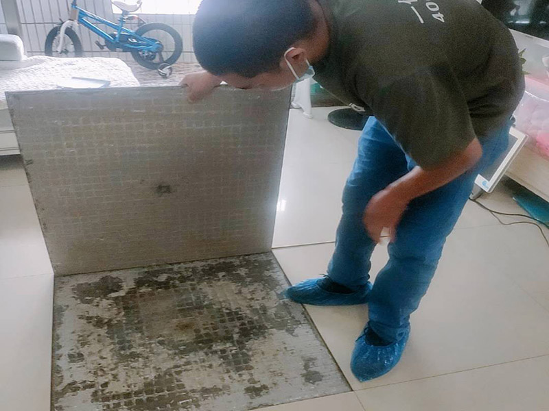 客廳瓷磚鋪貼:干鋪法和濕鋪法。主流的是干鋪法，因為干鋪法能有效避免瓷磚在鋪磚過程中造成氣泡、空鼓等現(xiàn)象（空鼓可能會導(dǎo)致瓷磚破裂），但是干鋪法技術(shù)含量較高，比較費工 1、混凝土墻面處理：用火堿水或其他洗滌劑將施工面清洗干凈，用1 ：1水泥砂漿甩成小拉毛，兩天后抹成1：3水泥砂漿底層。 2、磚墻面處理：將施工面清理干凈，然后用清水打濕墻面，抹1：3水泥砂漿底層。 3、舊建筑面處理：清理原施工面污垢，并將此面用手鑿處理成毛墻面。 4、瓷磚鋪貼前應(yīng)充分浸水，以保證鋪貼牢固。