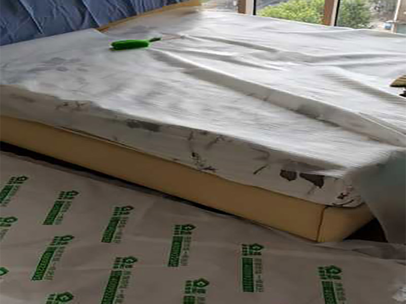 家具保護(hù)措施：1、做好入戶門保護(hù) 　　各類裝修物料的進(jìn)場、建筑裝修的清理都必須經(jīng)過入戶門。在對(duì)物品進(jìn)行搬運(yùn)時(shí)，難免會(huì)與入戶門發(fā)生磕碰及摩擦。因此，在進(jìn)行成品保護(hù)時(shí)，我們首先要做好入戶門的保護(hù)。 　　建議，在裝修開工前知道家具家電進(jìn)場，都應(yīng)當(dāng)使用成品保護(hù)膜將入戶門進(jìn)行包裹。 　　2、做好水電改造期間的成品保護(hù) 　　水電改造是基礎(chǔ)裝修，水電裝修的質(zhì)量好壞，直接決定著后期的施工和使用。因此，在進(jìn)行水電改造時(shí)，同樣需要做好成品保護(hù)工作。水電改造完成后，應(yīng)當(dāng)對(duì)各種管線進(jìn)行規(guī)范的固定，以防脫落;對(duì)裸露的線頭要進(jìn)行包裹，以防發(fā)生觸電的危險(xiǎn);做好地面裸線管的固定和保護(hù)，防止被踩壞。同時(shí)，在搬運(yùn)物料時(shí)，也不要破壞地面鋪設(shè)的管線。 　　3、做好瓷磚、地板的鋪貼保護(hù) 　　進(jìn)行裝修施工時(shí)，磁環(huán)邊鋪邊勾縫，在崗鋪設(shè)的瓷磚、地板上堆放雜物、走動(dòng)踩踏，地板沒有使用成品保護(hù)膜覆蓋等都會(huì)影響瓷磚及地板的鋪貼效果，使瓷磚出現(xiàn)施工質(zhì)量問題。