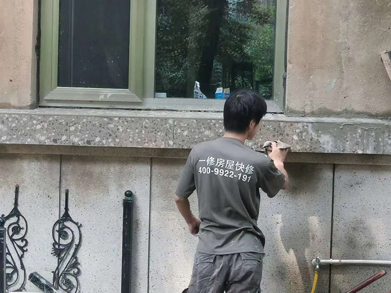 欄桿刷漆翻新：首先不能直接對(duì)生銹的欄桿刷漆，這樣達(dá)不到維護(hù)的效果，因?yàn)榛鶎硬环€(wěn)定，新刷的漆后期更容易開(kāi)裂生銹的，而且這樣刷出來(lái)的欄桿表面凹凸不平不光滑，影響美觀，使用的時(shí)間也不長(zhǎng)久。不論是在刷底漆還是面漆時(shí)都要保證欄桿銜接處涂刷到位，避免出現(xiàn)不均勻現(xiàn)象。 其次在陽(yáng)臺(tái)地面做好鋪墊，只是針對(duì)欄桿局部刷漆，要防止油漆滴到地上。用鐵刷子和砂紙打磨掉殘留的漆和銹片，打磨后清理干凈再刷一層水性防銹漆起到隔離的效果。 再者刷完防銹漆底漆等干燥后再來(lái)刷面漆，面漆的顏色最好根據(jù)原欄桿的顏色來(lái)選擇。