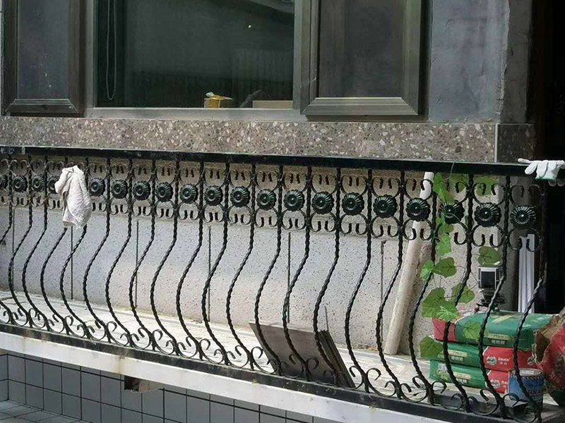 欄桿刷漆翻新：首先不能直接對(duì)生銹的欄桿刷漆，這樣達(dá)不到維護(hù)的效果，因?yàn)榛鶎硬环€(wěn)定，新刷的漆后期更容易開(kāi)裂生銹的，而且這樣刷出來(lái)的欄桿表面凹凸不平不光滑，影響美觀，使用的時(shí)間也不長(zhǎng)久。不論是在刷底漆還是面漆時(shí)都要保證欄桿銜接處涂刷到位，避免出現(xiàn)不均勻現(xiàn)象。 其次在陽(yáng)臺(tái)地面做好鋪墊，只是針對(duì)欄桿局部刷漆，要防止油漆滴到地上。用鐵刷子和砂紙打磨掉殘留的漆和銹片，打磨后清理干凈再刷一層水性防銹漆起到隔離的效果。 再者刷完防銹漆底漆等干燥后再來(lái)刷面漆，面漆的顏色最好根據(jù)原欄桿的顏色來(lái)選擇。