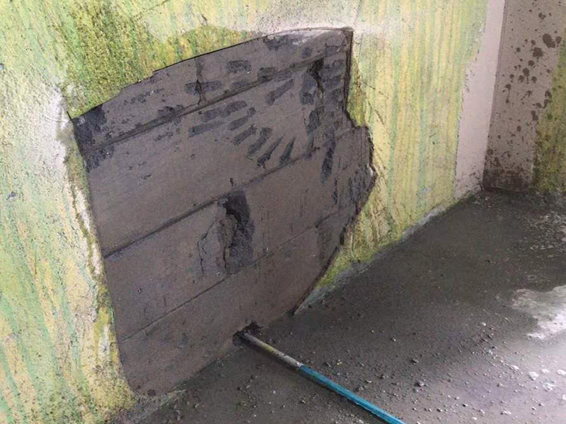 墻面空鼓修補：1、用切割機沿著空鼓的地方切割出空鼓范圍，刀口深度要掌握，并比實際空鼓范圍稍大，不能用鏨子鑿，那樣可能會造成空鼓范圍越來越大。 2、基層清理干凈，用水潤濕，用1:3水泥砂漿分兩次修補，抹壓，然后批膩子，刷墻漆。如果是混凝土基層，修補前應(yīng)涂刷混凝土界面劑，否則還會空鼓。