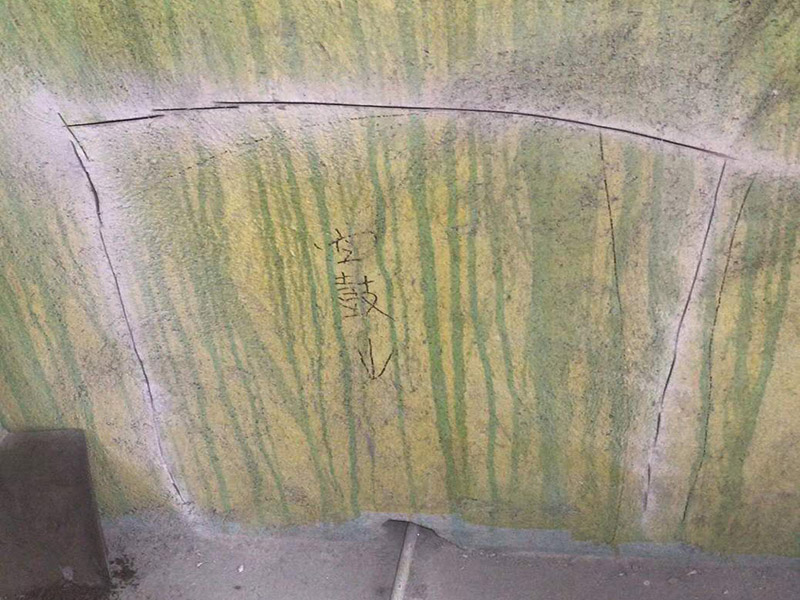 墻面空鼓修補：1、用切割機沿著空鼓的地方切割出空鼓范圍，刀口深度要掌握，并比實際空鼓范圍稍大，不能用鏨子鑿，那樣可能會造成空鼓范圍越來越大。 2、基層清理干凈，用水潤濕，用1:3水泥砂漿分兩次修補，抹壓，然后批膩子，刷墻漆。如果是混凝土基層，修補前應(yīng)涂刷混凝土界面劑，否則還會空鼓。