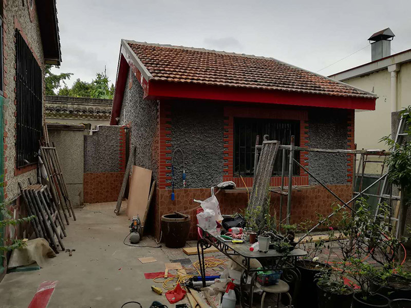 屋頂瓦房防水維修：其實首要的條是要找漏，主要是從屋頂?shù)母叱鐾吞幷衣ㄒ驗樗滋幜鳎┦紫仁强次蓓斢袥]有裂紋，原有的防水層有沒有老化掉，屋頂原有的SBS防水卷材有沒有氣泡，有氣泡的話就證已經(jīng)進入防水層的底部了，這樣就漏水了，還有屋頂上的天溝有沒有堵塞。  房屋漏水修補辦法,大都采用清理屋面、裂縫填平、裂縫密封、砂漿找平等維修方法。