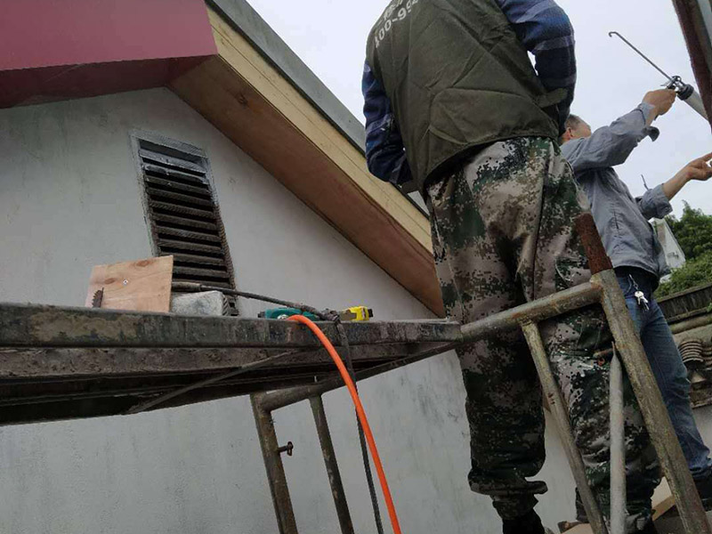 屋頂瓦房防水維修：其實首要的條是要找漏，主要是從屋頂?shù)母叱鐾吞幷衣ㄒ驗樗滋幜鳎┦紫仁强次蓓斢袥]有裂紋，原有的防水層有沒有老化掉，屋頂原有的SBS防水卷材有沒有氣泡，有氣泡的話就證已經(jīng)進入防水層的底部了，這樣就漏水了，還有屋頂上的天溝有沒有堵塞。  房屋漏水修補辦法,大都采用清理屋面、裂縫填平、裂縫密封、砂漿找平等維修方法。