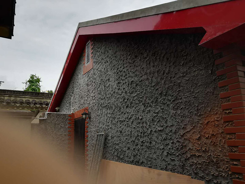 屋頂瓦房防水維修：其實首要的條是要找漏，主要是從屋頂?shù)母叱鐾吞幷衣ㄒ驗樗滋幜鳎┦紫仁强次蓓斢袥]有裂紋，原有的防水層有沒有老化掉，屋頂原有的SBS防水卷材有沒有氣泡，有氣泡的話就證已經(jīng)進入防水層的底部了，這樣就漏水了，還有屋頂上的天溝有沒有堵塞。  房屋漏水修補辦法,大都采用清理屋面、裂縫填平、裂縫密封、砂漿找平等維修方法。