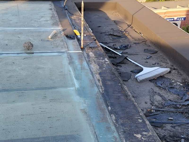 陽(yáng)光房屋頂防水施工：1.首先確定漏水的位置，是墻體與鋁合金型材結(jié)合處，還是陽(yáng)du光房型材玻璃之間漏水。 2.假設(shè)是墻zhi體與鋁合金型材結(jié)合處，這個(gè)比較麻煩，因?yàn)檫@種情況一般多發(fā)生于使用1年或者1年以上的陽(yáng)光房，墻體和鋁材的結(jié)合位置，會(huì)有很大的滲水現(xiàn)象，僅僅打膠處理是不行的，治標(biāo)不治本，過(guò)不了多久還會(huì)漏，這個(gè)必須要用sbs（瀝青防水卷材）處理，這樣才能真正做到防水.具體操作需要專業(yè)人員進(jìn)行處理。 3.假設(shè)是陽(yáng)光房型材與玻璃之間漏水，這里可以用防水膠處理的，一般可以選擇道康寧硅酮耐候密封膠。