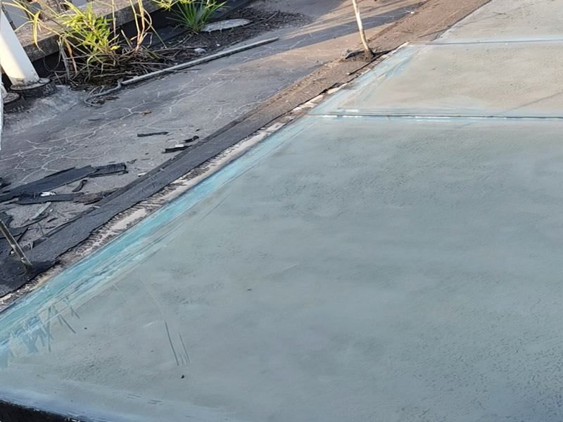 陽(yáng)光房屋頂防水施工：1.首先確定漏水的位置，是墻體與鋁合金型材結(jié)合處，還是陽(yáng)du光房型材玻璃之間漏水。 2.假設(shè)是墻zhi體與鋁合金型材結(jié)合處，這個(gè)比較麻煩，因?yàn)檫@種情況一般多發(fā)生于使用1年或者1年以上的陽(yáng)光房，墻體和鋁材的結(jié)合位置，會(huì)有很大的滲水現(xiàn)象，僅僅打膠處理是不行的，治標(biāo)不治本，過(guò)不了多久還會(huì)漏，這個(gè)必須要用sbs（瀝青防水卷材）處理，這樣才能真正做到防水.具體操作需要專業(yè)人員進(jìn)行處理。 3.假設(shè)是陽(yáng)光房型材與玻璃之間漏水，這里可以用防水膠處理的，一般可以選擇道康寧硅酮耐候密封膠。