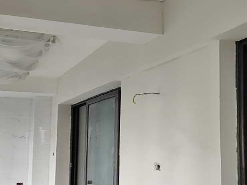 陽臺墻面刷漆:陽臺只涂漆的話，過不了多長時間墻面就會因為潮濕而發(fā)霉甚至脫落。選擇用外墻漆來刷陽臺墻面，具有防曬的功能。專項專用，刷陽臺墻用專業(yè)的外墻漆，其重要的一項指標是抗紫外線照射，即使長時間照射也不變色。陽臺的內(nèi)墻是要求有抗水性和自洗性的，漆膜要硬，平整，臟污一沖就掉。