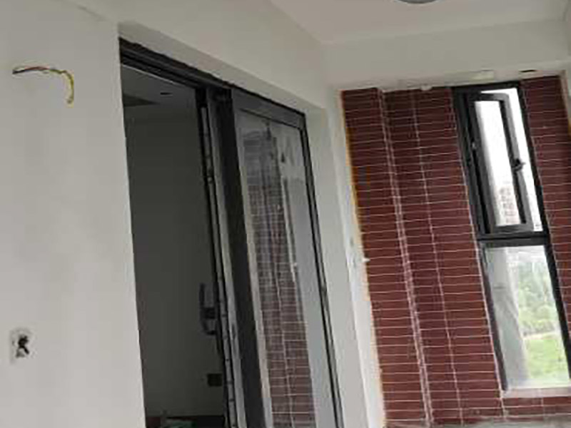 陽臺墻面刷漆:陽臺只涂漆的話，過不了多長時間墻面就會因為潮濕而發(fā)霉甚至脫落。選擇用外墻漆來刷陽臺墻面，具有防曬的功能。專項專用，刷陽臺墻用專業(yè)的外墻漆，其重要的一項指標是抗紫外線照射，即使長時間照射也不變色。陽臺的內(nèi)墻是要求有抗水性和自洗性的，漆膜要硬，平整，臟污一沖就掉。