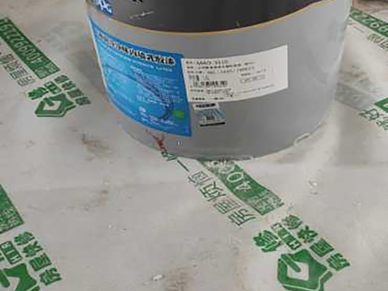 陽臺墻面刷漆:陽臺只涂漆的話，過不了多長時間墻面就會因為潮濕而發(fā)霉甚至脫落。選擇用外墻漆來刷陽臺墻面，具有防曬的功能。專項專用，刷陽臺墻用專業(yè)的外墻漆，其重要的一項指標是抗紫外線照射，即使長時間照射也不變色。陽臺的內(nèi)墻是要求有抗水性和自洗性的，漆膜要硬，平整，臟污一沖就掉。