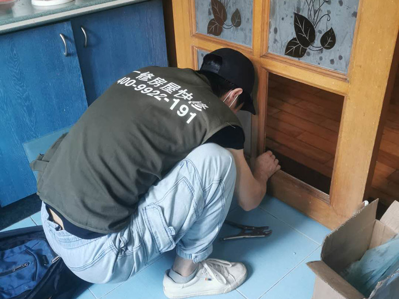 門窗玻璃更換：首先需要將炸裂的玻璃渣全都清理掉，那些卡在窗戶里的玻璃渣也要全都清干凈才行。而且需要將窗戶的尺寸全部量清楚，然后再去家具店量相應(yīng)的尺寸大小。 如果安裝玻璃的時(shí)候，發(fā)現(xiàn)尺寸錯(cuò)了。還可以再去家具店重新量尺寸，千萬(wàn)不能直接裝錯(cuò)誤的尺寸。在安裝橡皮膠的之后，裝嵌玻璃，不能將它卡得太緊，在窗戶框架中應(yīng)該使用彈性比較好的橡皮膠。 如果已經(jīng)將玻璃全都安裝到框子里面之后，接下來需要仔細(xì)檢查自己安裝的是否牢固。而且需要安裝雙層的玻璃，因?yàn)楝F(xiàn)在的天氣里，單層的玻璃太容易炸裂了。