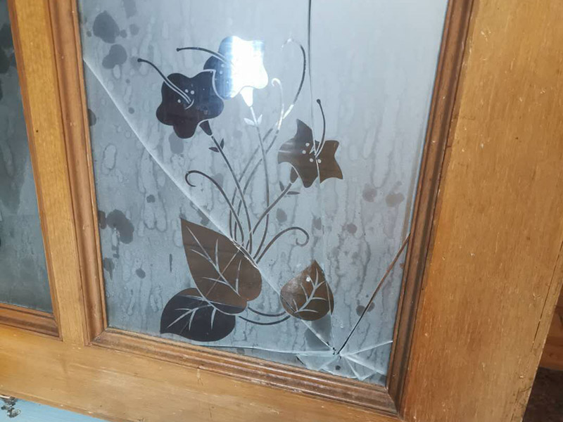 門窗玻璃更換：首先需要將炸裂的玻璃渣全都清理掉，那些卡在窗戶里的玻璃渣也要全都清干凈才行。而且需要將窗戶的尺寸全部量清楚，然后再去家具店量相應(yīng)的尺寸大小。 如果安裝玻璃的時(shí)候，發(fā)現(xiàn)尺寸錯(cuò)了。還可以再去家具店重新量尺寸，千萬(wàn)不能直接裝錯(cuò)誤的尺寸。在安裝橡皮膠的之后，裝嵌玻璃，不能將它卡得太緊，在窗戶框架中應(yīng)該使用彈性比較好的橡皮膠。 如果已經(jīng)將玻璃全都安裝到框子里面之后，接下來需要仔細(xì)檢查自己安裝的是否牢固。而且需要安裝雙層的玻璃，因?yàn)楝F(xiàn)在的天氣里，單層的玻璃太容易炸裂了。