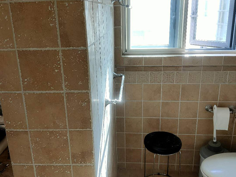 墻面瓷磚鋪貼：（1）基層處理：將塵土、雜物徹底清掃干凈，不得有空鼓、開裂及起砂等缺陷。 （2）彈線：施工前在墻體四周彈出標(biāo)高控制線，在地面彈出十字線，以控制地磚分隔尺寸。 （3）鋪貼：鋪設(shè)選用1：3干硬性水泥砂漿，砂漿厚度25mm左右。鋪貼前將地磚背面濕潤，需正面干燥為宜。把地磚按照要求放在水泥砂漿上，用橡皮錘輕敲地磚飾面直至密實平整達(dá)到要求。 （4）勾縫：地磚鋪完后24h進(jìn)行清理勾縫，勾縫前應(yīng)先將地磚縫隙內(nèi)雜質(zhì)擦凈，用專用填縫劑勾縫。 （5）清理：施工過程中隨干隨清，完工后(一般宜在24h之后)再用棉紗等物對地磚表面進(jìn)行清理。