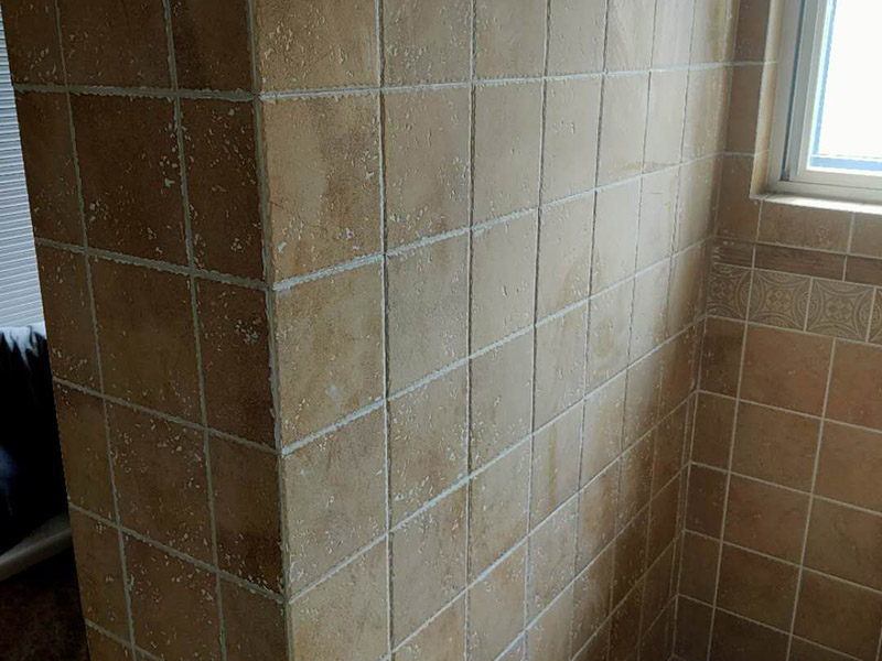 墻面瓷磚鋪貼：（1）基層處理：將塵土、雜物徹底清掃干凈，不得有空鼓、開裂及起砂等缺陷。 （2）彈線：施工前在墻體四周彈出標(biāo)高控制線，在地面彈出十字線，以控制地磚分隔尺寸。 （3）鋪貼：鋪設(shè)選用1：3干硬性水泥砂漿，砂漿厚度25mm左右。鋪貼前將地磚背面濕潤，需正面干燥為宜。把地磚按照要求放在水泥砂漿上，用橡皮錘輕敲地磚飾面直至密實平整達(dá)到要求。 （4）勾縫：地磚鋪完后24h進(jìn)行清理勾縫，勾縫前應(yīng)先將地磚縫隙內(nèi)雜質(zhì)擦凈，用專用填縫劑勾縫。 （5）清理：施工過程中隨干隨清，完工后(一般宜在24h之后)再用棉紗等物對地磚表面進(jìn)行清理。