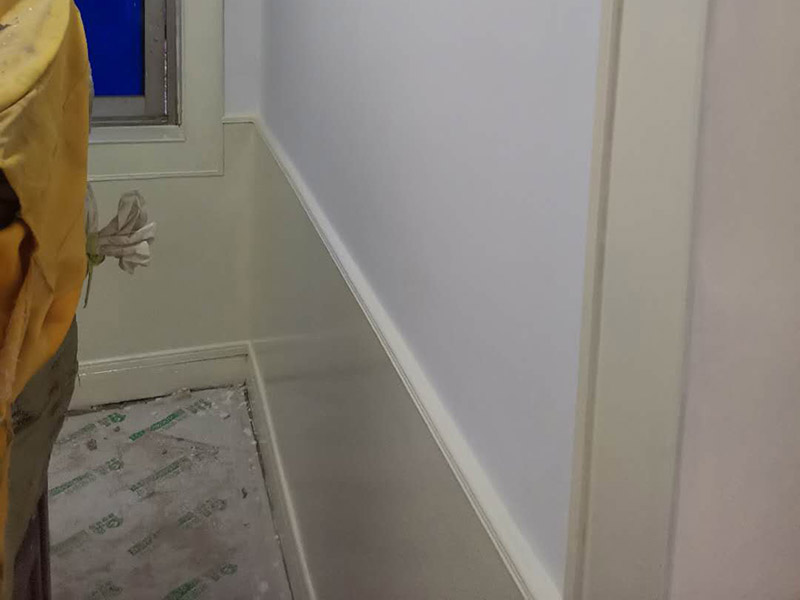 墻裙墻面翻新安裝:1．選擇墻裙，要根據(jù)市面積確定產(chǎn)品的種類和造型，如果房子面積有限，要盡量選取簡(jiǎn)單型的墻裙，造型也要簡(jiǎn)單些，以節(jié)省空間為主，更加注重空間的運(yùn)用，這樣才不會(huì)顯得擁擠。 2．裝修好了再裝墻裙，往往不能統(tǒng)一風(fēng)格，所以裝什么風(fēng)格的墻裙，在裝修前就應(yīng)該確定下來。尤其重要的是，墻裙一定要符合裝修的整體風(fēng)格，如果是中式風(fēng)格的裝修，選擇方格式式就會(huì)顯得格格不入，同樣，歐式的居室，裝進(jìn)去一墻面的中式墻裙也會(huì)很怪異。 3.往墻面上固定，無需打底，我們有配套的底座，用釘槍把底座打到墻上，然后拿我們的板材往底座上扣合就行了。也解決了拐角、收邊、難的問題，我們都是有相應(yīng)的型材。