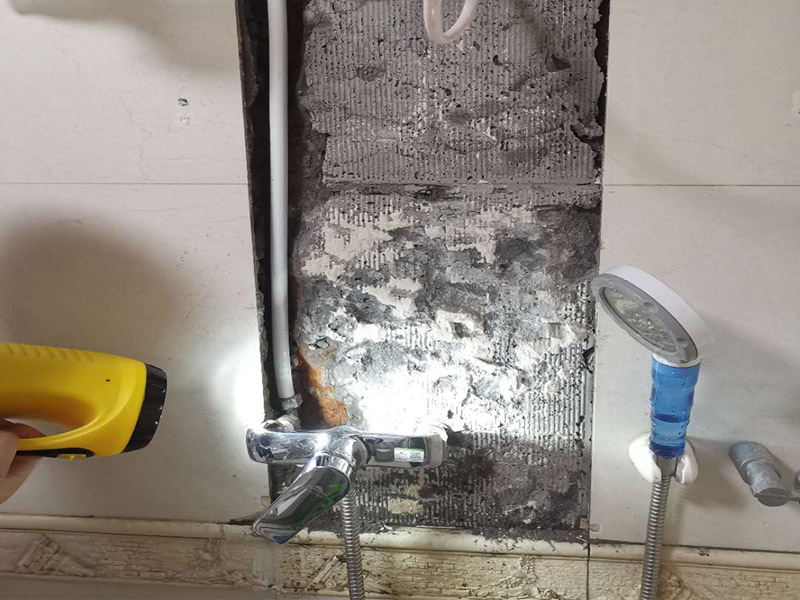 熱水器水管漏水維修：水管漏水修補(bǔ)要先找到漏水點(diǎn)，然后針對(duì)性修補(bǔ)，水管裂縫小可以直接將在漏水處涂抹上玻璃膠，但是要先關(guān)閉水閘、保持滲漏處干燥才能施工，玻璃膠干了之后才可以打開(kāi)水閘，若是破損大，可將其切掉，用一節(jié)新水管和兩個(gè)接頭來(lái)修補(bǔ)，并在接頭處涂抹膠水密封。