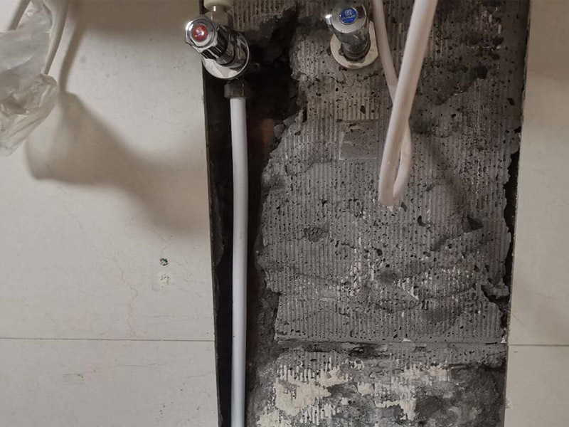 熱水器水管漏水維修：水管漏水修補(bǔ)要先找到漏水點(diǎn)，然后針對(duì)性修補(bǔ)，水管裂縫小可以直接將在漏水處涂抹上玻璃膠，但是要先關(guān)閉水閘、保持滲漏處干燥才能施工，玻璃膠干了之后才可以打開(kāi)水閘，若是破損大，可將其切掉，用一節(jié)新水管和兩個(gè)接頭來(lái)修補(bǔ)，并在接頭處涂抹膠水密封。