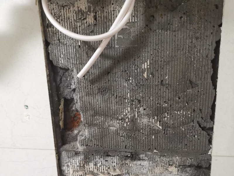 熱水器水管漏水維修：水管漏水修補(bǔ)要先找到漏水點(diǎn)，然后針對(duì)性修補(bǔ)，水管裂縫小可以直接將在漏水處涂抹上玻璃膠，但是要先關(guān)閉水閘、保持滲漏處干燥才能施工，玻璃膠干了之后才可以打開(kāi)水閘，若是破損大，可將其切掉，用一節(jié)新水管和兩個(gè)接頭來(lái)修補(bǔ)，并在接頭處涂抹膠水密封。