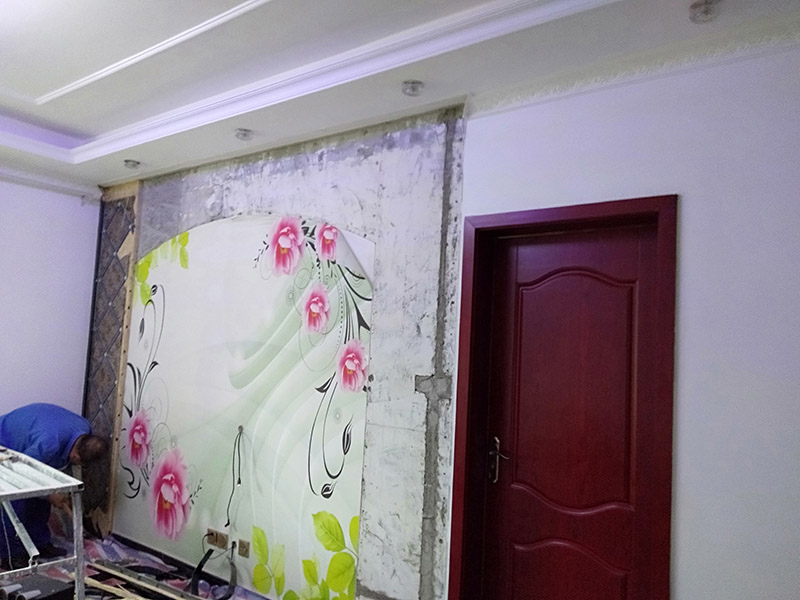 客廳背景墻翻新：電視背景墻五花八門，在選擇的時候一定要看看家里原本的裝修色調(diào)是怎樣的，一定要做好色調(diào)的搭配，這樣才不會太突兀，不能一味的追求電視背景墻單獨的美感，與整間房間色調(diào)和諧才能看著更順眼。 裝修的時候一定要找專業(yè)的人員裝修，哪怕只是周圍的一圈茶色的玻璃，如果玻璃膠打不好的話，也是很難看的，而且還有可能過一段時間脫落，所以還是一次性到位的好。