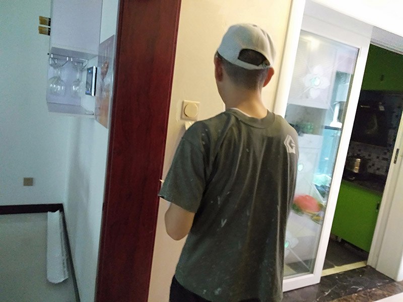 客廳背景墻翻新：電視背景墻五花八門，在選擇的時候一定要看看家里原本的裝修色調(diào)是怎樣的，一定要做好色調(diào)的搭配，這樣才不會太突兀，不能一味的追求電視背景墻單獨的美感，與整間房間色調(diào)和諧才能看著更順眼。 裝修的時候一定要找專業(yè)的人員裝修，哪怕只是周圍的一圈茶色的玻璃，如果玻璃膠打不好的話，也是很難看的，而且還有可能過一段時間脫落，所以還是一次性到位的好。