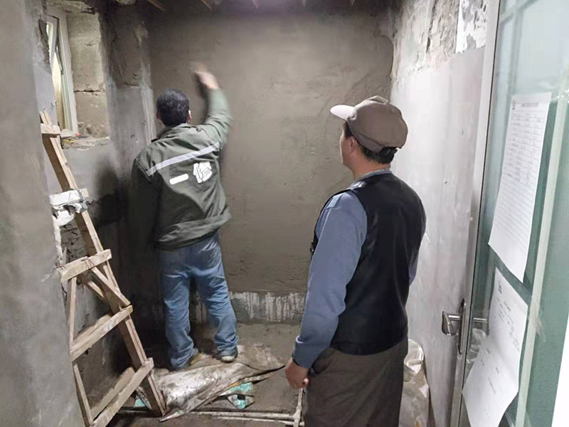 廁所墻面找平：1.基層，及與結(jié)構(gòu)板接觸哪層，用水泥砂漿抹成。 建議設(shè)內(nèi)地漏，基層要平整并向地漏方向找坡。靠墻及管根處均要抹出圓角。 2.基層防水，材料因地制宜，特別注意靠墻及管根等易發(fā)生滲漏的部位，應(yīng)做一些特殊的防水、堵漏處理。攪勻防水材料，第一層涂膜應(yīng)該是將防水料用刮板均勻涂刮在基層表面上，厚度為0.6mm以上，要均勻一致，操作時先墻面后地面，從內(nèi)向外退著操作,不能有局部沉積，不留氣泡，粘結(jié)嚴實。地面防水層應(yīng)涂刷出衛(wèi)生間門口以外300寬，應(yīng)高出地面200，淋浴墻面防水層應(yīng)高出地面1800mm。下一遍涂刷方向與上一遍垂直。最后一遍涂膜半固化時，拋拽粗砂粒，便于日后與水泥砂漿結(jié)合。待干固后做閉水試驗幾天，觀察無滲漏方好。 3.保護層用水泥砂漿抹平。 4.回填建議最理想用陶粒，次之用輕質(zhì)磚，常用建渣，亦可架空，煤渣也可較少了?；靥钪凶⒁獗Ｗo成品。