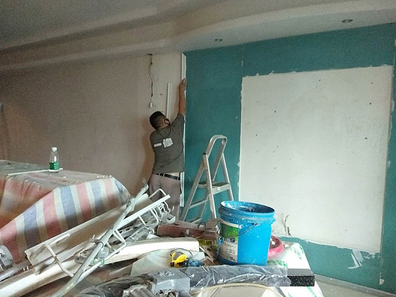 墻面貼石膏線：首先要打好墨斗直線，將石膏線條與墻、頂面粘貼處已作過乳膠漆的要鏟除去并刷界面增敲擊固底，量好尺度將挑好的石膏線（皎白細(xì)膩，光亮度高，背部平坦）依據(jù)適宜尺度做切開，用801膠和白石膏粉諧和，然后均勻的打在石膏線反面，然后依據(jù)視點(diǎn)貼，對花一定要聯(lián)接妥當(dāng)，接口的當(dāng)?shù)匾欢ㄒ教梗锌p隙的當(dāng)?shù)赜冒资喾勰ㄆ?，清水做處理?用膠水和白石膏粉調(diào)和,然后均勻的打在石膏線背面,然后根據(jù)角度貼就行了,重要的是對花,接口的地方一定要平整!