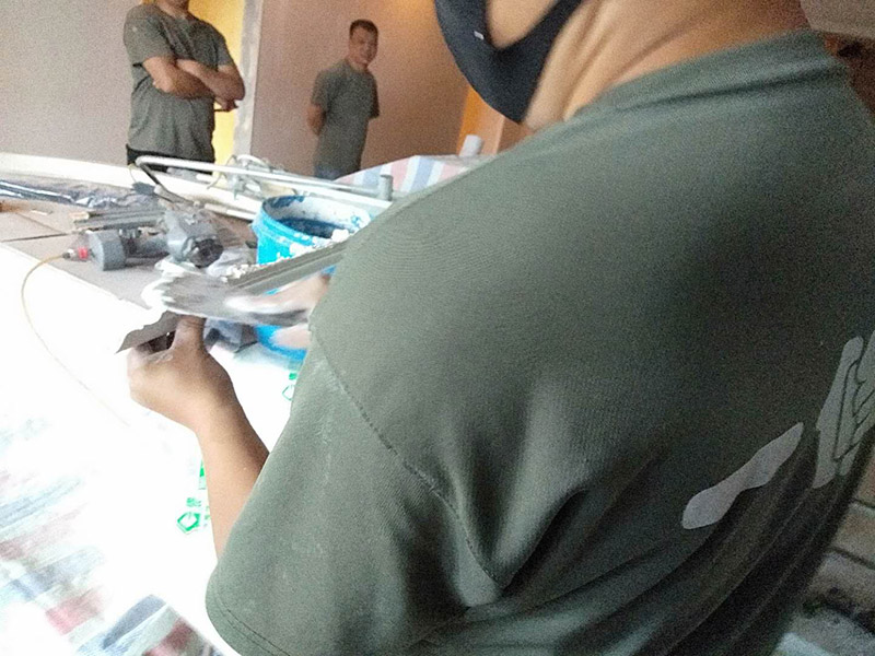 墻面貼石膏線：首先要打好墨斗直線，將石膏線條與墻、頂面粘貼處已作過乳膠漆的要鏟除去并刷界面增敲擊固底，量好尺度將挑好的石膏線（皎白細(xì)膩，光亮度高，背部平坦）依據(jù)適宜尺度做切開，用801膠和白石膏粉諧和，然后均勻的打在石膏線反面，然后依據(jù)視點(diǎn)貼，對花一定要聯(lián)接妥當(dāng)，接口的當(dāng)?shù)匾欢ㄒ教?，有縫隙的當(dāng)?shù)赜冒资喾勰ㄆ剑逅鎏幚怼?用膠水和白石膏粉調(diào)和,然后均勻的打在石膏線背面,然后根據(jù)角度貼就行了,重要的是對花,接口的地方一定要平整!