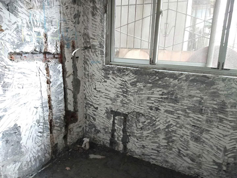 陽臺墻面基層鏟除：用鏟刮墻，很難鏟掉的應(yīng)該是水泥墻面很容易鏟掉的就是大加膠水的&ldquo;大白膩?zhàn)?rdquo;，由于其易受潮粉化并含有甲醛的工程膠水，需要鏟除。  封固層處理。 首先，清除空鼓，用水浸濕墻面層，鏟掉墻皮。第二，墻面輥刷界面劑清理浮灰，提高附著力。最后，用找平修補(bǔ)砂漿修補(bǔ)空鼓、線槽、孔洞，嵌縫石膏進(jìn)行溝縫處理。  厚找平層處理。 平整度好的毛坯墻(毛坯房交房規(guī)范平整度在?3毫米)就不需要用找平修補(bǔ)砂漿進(jìn)行厚找平了，直接用耐水膩?zhàn)踊蚬δ苄蜕鷳B(tài)膩?zhàn)舆M(jìn)行精找平就可以。 精找平層處理。 厚找平層處理完后，就可以批刮耐水膩?zhàn)踊蚱渌δ苄蜕鷳B(tài)膩?zhàn)舆M(jìn)行精找平了，需根據(jù)膩?zhàn)拥氖┕ふf明要求進(jìn)行施工，特別要注意充分均勻攪拌、批刮厚度。