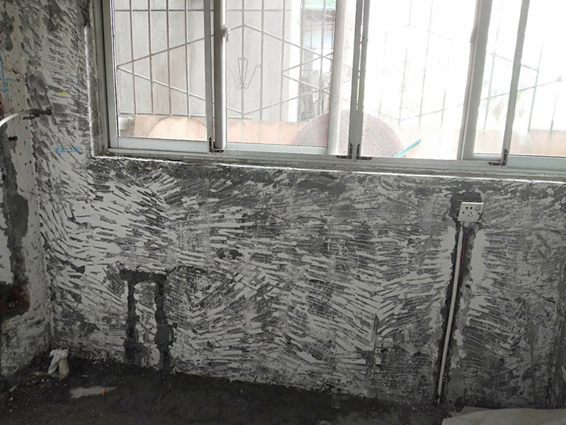 陽臺墻面基層鏟除：用鏟刮墻，很難鏟掉的應(yīng)該是水泥墻面很容易鏟掉的就是大加膠水的&ldquo;大白膩?zhàn)?rdquo;，由于其易受潮粉化并含有甲醛的工程膠水，需要鏟除。  封固層處理。 首先，清除空鼓，用水浸濕墻面層，鏟掉墻皮。第二，墻面輥刷界面劑清理浮灰，提高附著力。最后，用找平修補(bǔ)砂漿修補(bǔ)空鼓、線槽、孔洞，嵌縫石膏進(jìn)行溝縫處理。  厚找平層處理。 平整度好的毛坯墻(毛坯房交房規(guī)范平整度在?3毫米)就不需要用找平修補(bǔ)砂漿進(jìn)行厚找平了，直接用耐水膩?zhàn)踊蚬δ苄蜕鷳B(tài)膩?zhàn)舆M(jìn)行精找平就可以。 精找平層處理。 厚找平層處理完后，就可以批刮耐水膩?zhàn)踊蚱渌δ苄蜕鷳B(tài)膩?zhàn)舆M(jìn)行精找平了，需根據(jù)膩?zhàn)拥氖┕ふf明要求進(jìn)行施工，特別要注意充分均勻攪拌、批刮厚度。