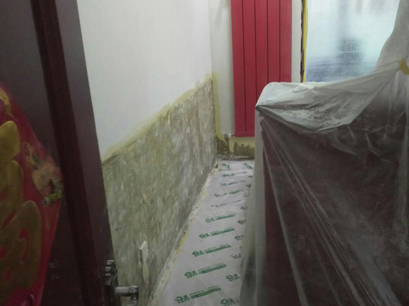 墻裙基層鏟除翻新：白墻或者裸墻局部起鼓或者輕微龜裂剝落的話，可以把出現(xiàn)問題的地方鏟除，并將鏟除部分的邊緣磨平滑后，重新刮一次膩?zhàn)樱系灼?，再刷再涂，不過可能會跟原來的墻面有一點(diǎn)色差。 全面施工等于重新裝修一樣，工程量是最大的，適用于存在多處開裂、掉皮、起粉現(xiàn)象的墻面。首先墻面要全部鏟除至水泥層，若是一些居住年代(如80年代以前)較久未裝修的房子，更是需要鏟除到磚墻體表面，然后全面施工翻新墻面：平整墻面&mdash;&mdash;固化基層&mdash;&mdash;刷界面劑&mdash;&mdash;批刮三遍耐水膩?zhàn)?mdash;&mdash;墻面打磨&mdash;&mdash;上一遍底漆&mdash;&mdash;上兩次效果面漆。