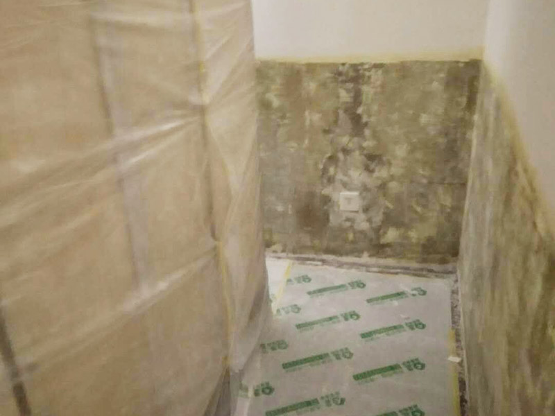 墻裙基層鏟除翻新：白墻或者裸墻局部起鼓或者輕微龜裂剝落的話，可以把出現(xiàn)問題的地方鏟除，并將鏟除部分的邊緣磨平滑后，重新刮一次膩?zhàn)?，上底漆，再刷再涂，不過可能會跟原來的墻面有一點(diǎn)色差。 全面施工等于重新裝修一樣，工程量是最大的，適用于存在多處開裂、掉皮、起粉現(xiàn)象的墻面。首先墻面要全部鏟除至水泥層，若是一些居住年代(如80年代以前)較久未裝修的房子，更是需要鏟除到磚墻體表面，然后全面施工翻新墻面：平整墻面&mdash;&mdash;固化基層&mdash;&mdash;刷界面劑&mdash;&mdash;批刮三遍耐水膩?zhàn)?mdash;&mdash;墻面打磨&mdash;&mdash;上一遍底漆&mdash;&mdash;上兩次效果面漆。