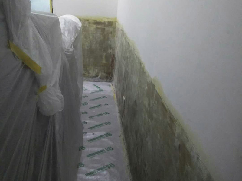 墻裙基層鏟除翻新：白墻或者裸墻局部起鼓或者輕微龜裂剝落的話，可以把出現(xiàn)問題的地方鏟除，并將鏟除部分的邊緣磨平滑后，重新刮一次膩?zhàn)樱系灼?，再刷再涂，不過可能會跟原來的墻面有一點(diǎn)色差。 全面施工等于重新裝修一樣，工程量是最大的，適用于存在多處開裂、掉皮、起粉現(xiàn)象的墻面。首先墻面要全部鏟除至水泥層，若是一些居住年代(如80年代以前)較久未裝修的房子，更是需要鏟除到磚墻體表面，然后全面施工翻新墻面：平整墻面&mdash;&mdash;固化基層&mdash;&mdash;刷界面劑&mdash;&mdash;批刮三遍耐水膩?zhàn)?mdash;&mdash;墻面打磨&mdash;&mdash;上一遍底漆&mdash;&mdash;上兩次效果面漆。