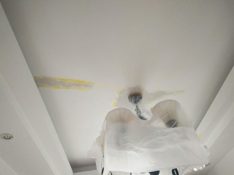 頂面空鼓維修：1、對空鼓區(qū)域進(jìn)行基本的處理，然后采用隔離劑對空鼓區(qū)域進(jìn)行基本的處理，清理干凈殘留物品，然后抹上一層膠膜。 2、進(jìn)行維修的時候一定要保持空鼓區(qū)域的濕潤性，提前一天進(jìn)行處理，然后在開始之前要進(jìn)行灑水處理。 3、為了保險起見，我們需要進(jìn)行封層抹灰的清理方面，第一次抹灰的時候，一定要抹實，以薄為主要，帶底灰完成之后，等一會就可以進(jìn)行二次抹灰了，第二次抹灰以厚度為主要，同時要注意平整性處理，處理完之后等待七八成晾干的情況下，就可以進(jìn)行最后一步工作了，進(jìn)行最后的抹灰處理，一般整體厚度不超過15mm就行了。