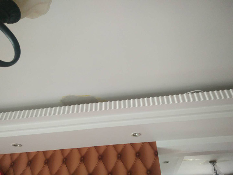 頂面空鼓維修：1、對空鼓區(qū)域進(jìn)行基本的處理，然后采用隔離劑對空鼓區(qū)域進(jìn)行基本的處理，清理干凈殘留物品，然后抹上一層膠膜。 2、進(jìn)行維修的時候一定要保持空鼓區(qū)域的濕潤性，提前一天進(jìn)行處理，然后在開始之前要進(jìn)行灑水處理。 3、為了保險起見，我們需要進(jìn)行封層抹灰的清理方面，第一次抹灰的時候，一定要抹實，以薄為主要，帶底灰完成之后，等一會就可以進(jìn)行二次抹灰了，第二次抹灰以厚度為主要，同時要注意平整性處理，處理完之后等待七八成晾干的情況下，就可以進(jìn)行最后一步工作了，進(jìn)行最后的抹灰處理，一般整體厚度不超過15mm就行了。