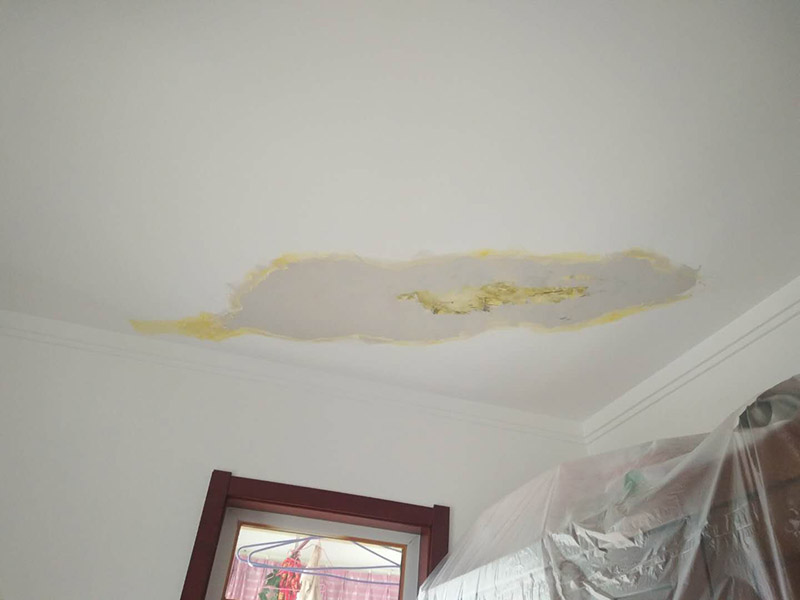 頂面空鼓維修：1、對空鼓區(qū)域進(jìn)行基本的處理，然后采用隔離劑對空鼓區(qū)域進(jìn)行基本的處理，清理干凈殘留物品，然后抹上一層膠膜。 2、進(jìn)行維修的時候一定要保持空鼓區(qū)域的濕潤性，提前一天進(jìn)行處理，然后在開始之前要進(jìn)行灑水處理。 3、為了保險起見，我們需要進(jìn)行封層抹灰的清理方面，第一次抹灰的時候，一定要抹實，以薄為主要，帶底灰完成之后，等一會就可以進(jìn)行二次抹灰了，第二次抹灰以厚度為主要，同時要注意平整性處理，處理完之后等待七八成晾干的情況下，就可以進(jìn)行最后一步工作了，進(jìn)行最后的抹灰處理，一般整體厚度不超過15mm就行了。