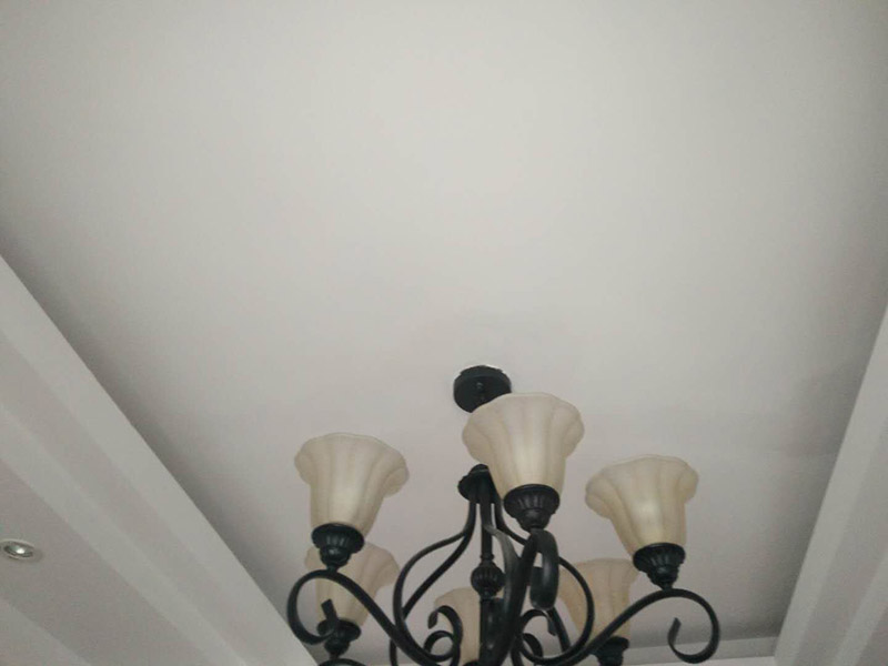 頂面空鼓維修：1、對空鼓區(qū)域進(jìn)行基本的處理，然后采用隔離劑對空鼓區(qū)域進(jìn)行基本的處理，清理干凈殘留物品，然后抹上一層膠膜。 2、進(jìn)行維修的時候一定要保持空鼓區(qū)域的濕潤性，提前一天進(jìn)行處理，然后在開始之前要進(jìn)行灑水處理。 3、為了保險起見，我們需要進(jìn)行封層抹灰的清理方面，第一次抹灰的時候，一定要抹實，以薄為主要，帶底灰完成之后，等一會就可以進(jìn)行二次抹灰了，第二次抹灰以厚度為主要，同時要注意平整性處理，處理完之后等待七八成晾干的情況下，就可以進(jìn)行最后一步工作了，進(jìn)行最后的抹灰處理，一般整體厚度不超過15mm就行了。