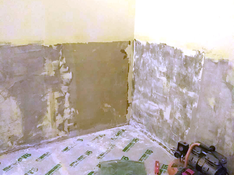 墻面修補(bǔ)翻新：舊墻面在翻新前一定要做墻面基底處理，粉化嚴(yán)重的要全部鏟除，鏟除后抹上一層白水泥，原來墻面過于光滑、刷過油漆的鏟除后還要做打磨處理，把粘結(jié)不牢的表皮去掉，便于新涂料和墻體粘結(jié)。墻面底漆的作用是抗堿防潮、封固基材、保護(hù)面漆，提高面漆的質(zhì)感和遮蓋力，對(duì)于老房翻新，墻面一定要做底漆，如果沒有刷底漆就直接上面漆的話，時(shí)間一長(zhǎng)墻面容易起泡、發(fā)霉，太陽照曬時(shí)間長(zhǎng)了也容易變色。已經(jīng)上好面漆的墻面要修補(bǔ)會(huì)比較麻煩，容易產(chǎn)生色差，材料的使用時(shí)間不同，質(zhì)量也難以保證，很難達(dá)到理想效果。 所以墻面的修補(bǔ)最好是整塊墻面，或是盡可能地選擇較大面積進(jìn)行修補(bǔ)，這樣可以盡量避免產(chǎn)生色差，修補(bǔ)后的質(zhì)量也更好。