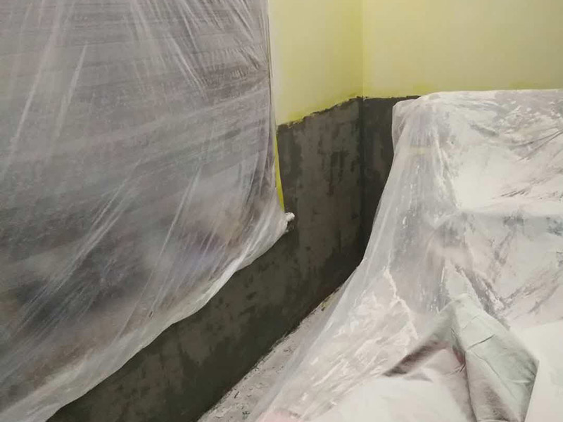 墻面修補(bǔ)翻新：舊墻面在翻新前一定要做墻面基底處理，粉化嚴(yán)重的要全部鏟除，鏟除后抹上一層白水泥，原來墻面過于光滑、刷過油漆的鏟除后還要做打磨處理，把粘結(jié)不牢的表皮去掉，便于新涂料和墻體粘結(jié)。墻面底漆的作用是抗堿防潮、封固基材、保護(hù)面漆，提高面漆的質(zhì)感和遮蓋力，對(duì)于老房翻新，墻面一定要做底漆，如果沒有刷底漆就直接上面漆的話，時(shí)間一長(zhǎng)墻面容易起泡、發(fā)霉，太陽照曬時(shí)間長(zhǎng)了也容易變色。已經(jīng)上好面漆的墻面要修補(bǔ)會(huì)比較麻煩，容易產(chǎn)生色差，材料的使用時(shí)間不同，質(zhì)量也難以保證，很難達(dá)到理想效果。 所以墻面的修補(bǔ)最好是整塊墻面，或是盡可能地選擇較大面積進(jìn)行修補(bǔ)，這樣可以盡量避免產(chǎn)生色差，修補(bǔ)后的質(zhì)量也更好。