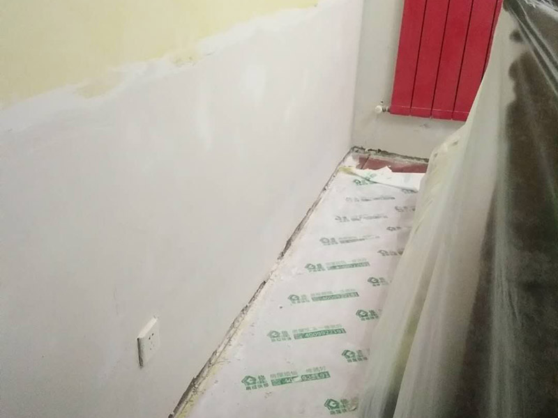 墻面修補(bǔ)翻新：舊墻面在翻新前一定要做墻面基底處理，粉化嚴(yán)重的要全部鏟除，鏟除后抹上一層白水泥，原來墻面過于光滑、刷過油漆的鏟除后還要做打磨處理，把粘結(jié)不牢的表皮去掉，便于新涂料和墻體粘結(jié)。墻面底漆的作用是抗堿防潮、封固基材、保護(hù)面漆，提高面漆的質(zhì)感和遮蓋力，對(duì)于老房翻新，墻面一定要做底漆，如果沒有刷底漆就直接上面漆的話，時(shí)間一長(zhǎng)墻面容易起泡、發(fā)霉，太陽照曬時(shí)間長(zhǎng)了也容易變色。已經(jīng)上好面漆的墻面要修補(bǔ)會(huì)比較麻煩，容易產(chǎn)生色差，材料的使用時(shí)間不同，質(zhì)量也難以保證，很難達(dá)到理想效果。 所以墻面的修補(bǔ)最好是整塊墻面，或是盡可能地選擇較大面積進(jìn)行修補(bǔ)，這樣可以盡量避免產(chǎn)生色差，修補(bǔ)后的質(zhì)量也更好。