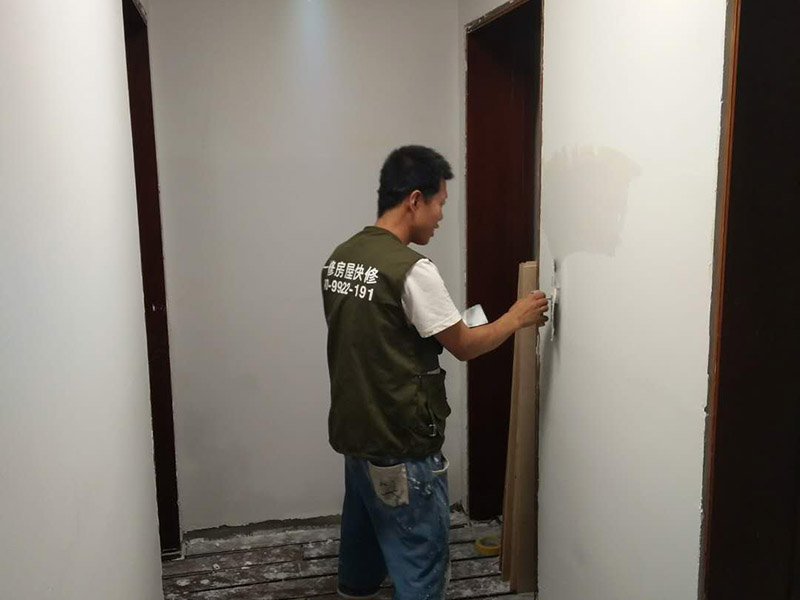 墻面修補(bǔ)翻新：舊墻面在翻新前一定要做墻面基底處理，粉化嚴(yán)重的要全部鏟除，鏟除后抹上一層白水泥，原來墻面過于光滑、刷過油漆的鏟除后還要做打磨處理，把粘結(jié)不牢的表皮去掉，便于新涂料和墻體粘結(jié)。墻面底漆的作用是抗堿防潮、封固基材、保護(hù)面漆，提高面漆的質(zhì)感和遮蓋力，對(duì)于老房翻新，墻面一定要做底漆，如果沒有刷底漆就直接上面漆的話，時(shí)間一長(zhǎng)墻面容易起泡、發(fā)霉，太陽照曬時(shí)間長(zhǎng)了也容易變色。已經(jīng)上好面漆的墻面要修補(bǔ)會(huì)比較麻煩，容易產(chǎn)生色差，材料的使用時(shí)間不同，質(zhì)量也難以保證，很難達(dá)到理想效果。 所以墻面的修補(bǔ)最好是整塊墻面，或是盡可能地選擇較大面積進(jìn)行修補(bǔ)，這樣可以盡量避免產(chǎn)生色差，修補(bǔ)后的質(zhì)量也更好。