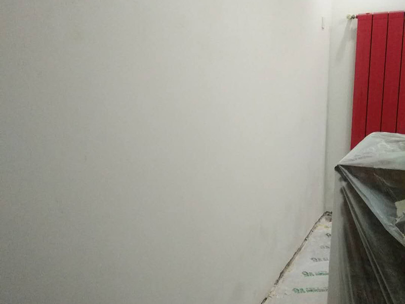 墻面修補(bǔ)翻新：舊墻面在翻新前一定要做墻面基底處理，粉化嚴(yán)重的要全部鏟除，鏟除后抹上一層白水泥，原來墻面過于光滑、刷過油漆的鏟除后還要做打磨處理，把粘結(jié)不牢的表皮去掉，便于新涂料和墻體粘結(jié)。墻面底漆的作用是抗堿防潮、封固基材、保護(hù)面漆，提高面漆的質(zhì)感和遮蓋力，對(duì)于老房翻新，墻面一定要做底漆，如果沒有刷底漆就直接上面漆的話，時(shí)間一長(zhǎng)墻面容易起泡、發(fā)霉，太陽照曬時(shí)間長(zhǎng)了也容易變色。已經(jīng)上好面漆的墻面要修補(bǔ)會(huì)比較麻煩，容易產(chǎn)生色差，材料的使用時(shí)間不同，質(zhì)量也難以保證，很難達(dá)到理想效果。 所以墻面的修補(bǔ)最好是整塊墻面，或是盡可能地選擇較大面積進(jìn)行修補(bǔ)，這樣可以盡量避免產(chǎn)生色差，修補(bǔ)后的質(zhì)量也更好。